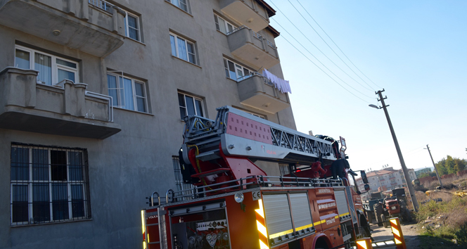 Apartman katında çıkan yangın korkuttu