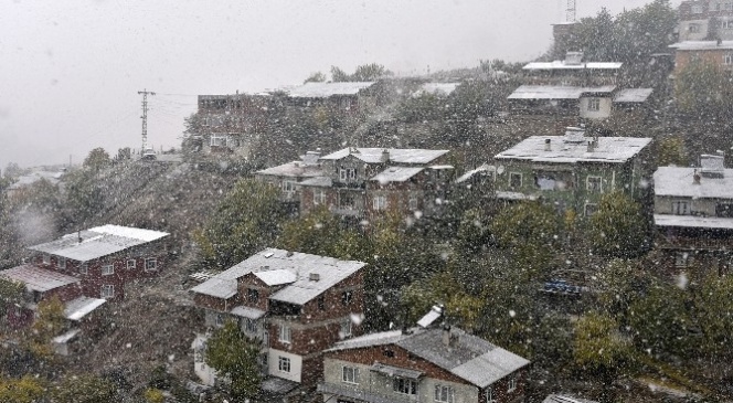 Gümüşhane İl Merkezine Yılın İlk Karı Yağdı
