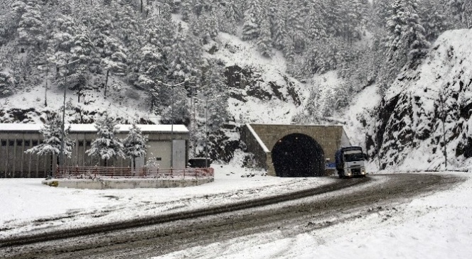 Zigana Geçidi'nde Kar Kalınlığı 10 Santimetreyi Geçti