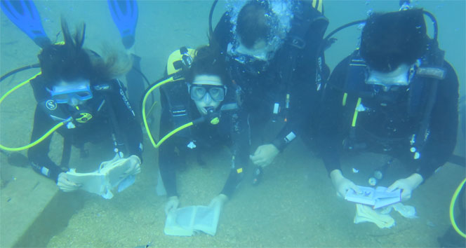 Su altında kitap okudular