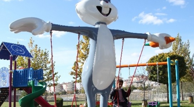 Çocuklar Çizgi Film Karakterleri İle Eğleniyor