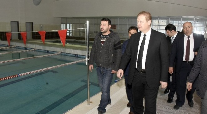 Gümüşhane Kapalı Yüzme Havuzu Gün Sayıyor