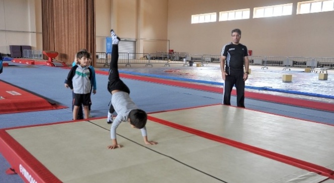 Trabzon&#039;da Minik Cimnastikçiler Geleceğin Sporcuları Olmaları İçin Yetiştiriliyor