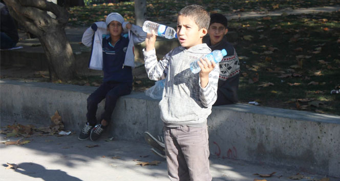 Yaşıtları parkta oynarken onlar su satıyor