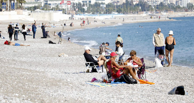 Marmara'da fırtına, Antalya'da deniz keyfi