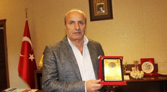 Tüm-Karder&#039;den Başkan Arslan&#039;a Yılın Belediye Başkanı Ödülü