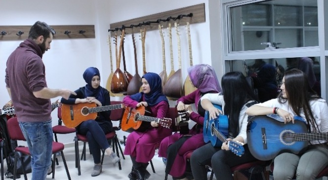 Gençlik Merkezi'nin Gitar Eğitimleri Yoğun İlgi Görüyor