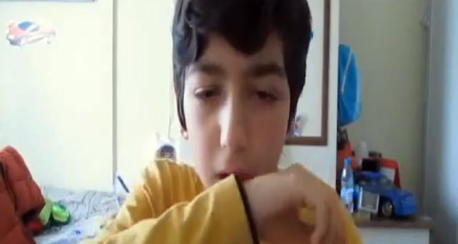 Evde biber gazı üretti, kendi üzerinde denedi!