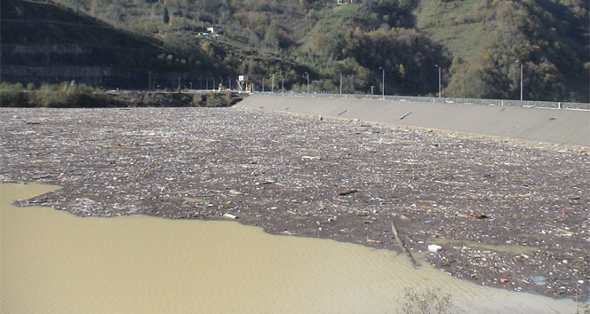 Sel sularıyla gelen kirlilik barajı çöplüğe çevirdi