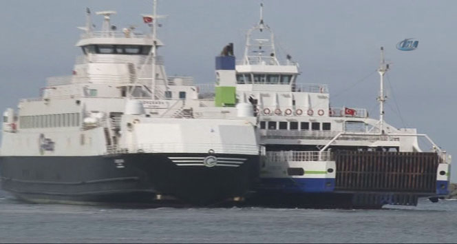 Gökçeada feribotu çekilerek limana getirildi