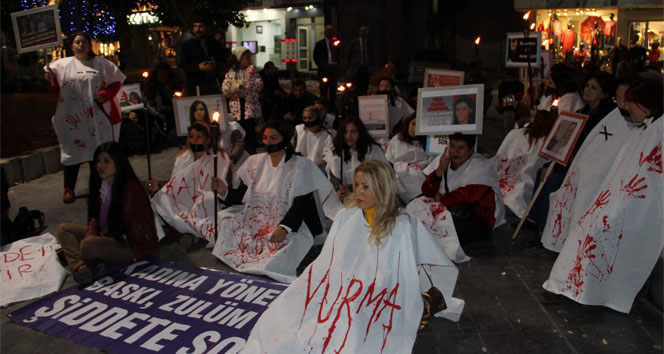 Kadına şiddeti protesto için kanlı kefen giydiler