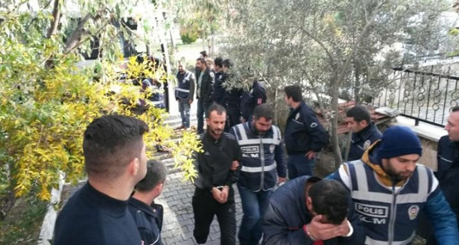 İzmir&#039;de 22 insan taciri yakalandı