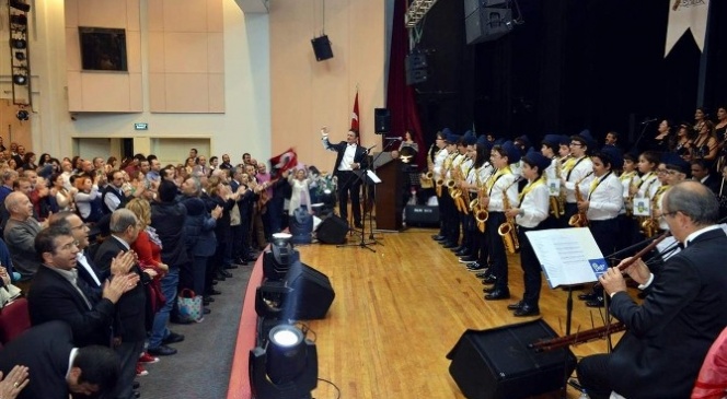 İzmirli Sanatseverler Özel Başak Koleji&#039;ni Ayakta Alkışladı