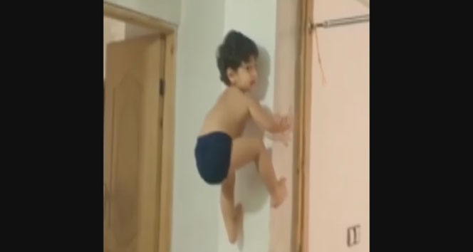 Küçük çocuktan akrobatik hareketler