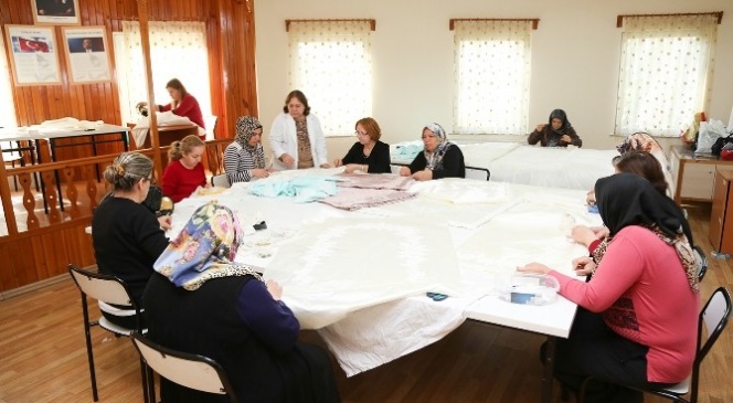 Ev Hanımları Dikiş-Nakış Kursunda Stres Atıyor