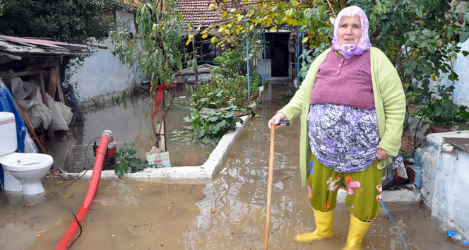 İzmir&#039;de 30 evi su bastı