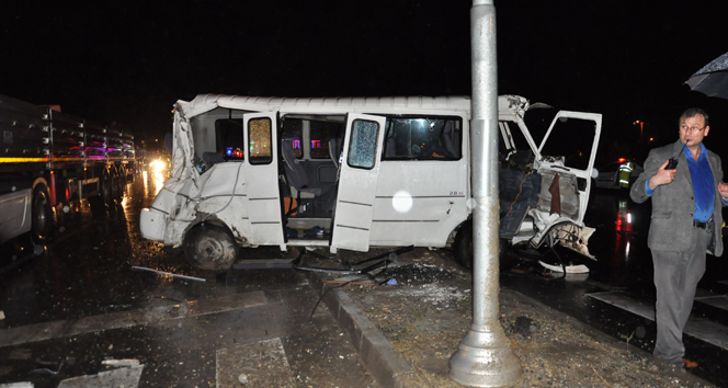 Öğrencilerin bulunduğu minibüs TIR&#039;la çarpıştı: 16 yaralı