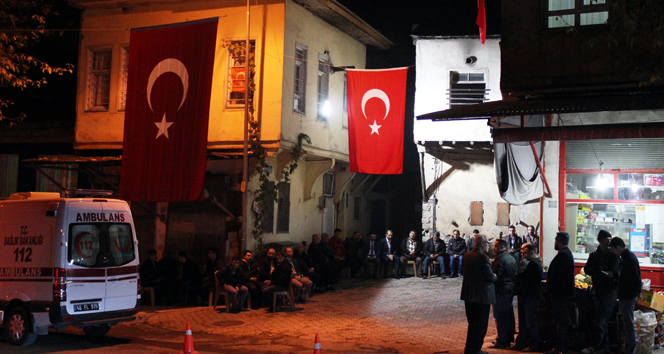 Şehidin baba ocağına Türk bayrakları asıldı