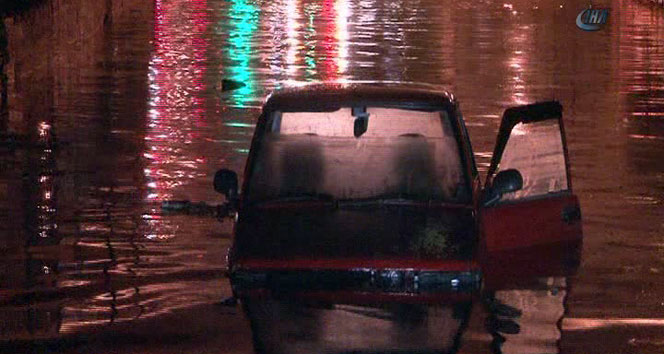 Bayrampaşa’da alt geçidi su bastı: 1 otomobil mahsur kaldı
