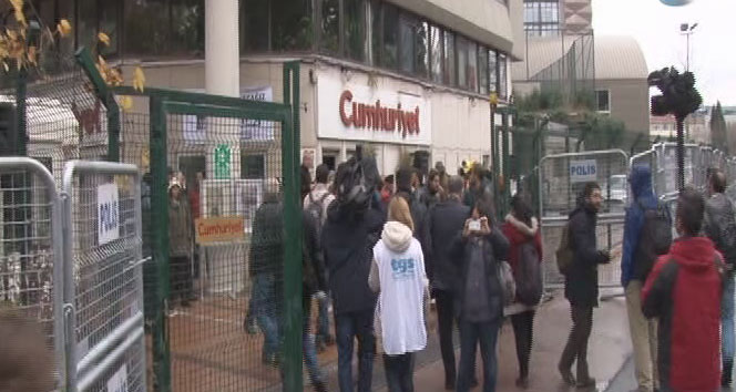 Cumhuriyet Gazetesi önünde tutuklu gazeteciler için protesto