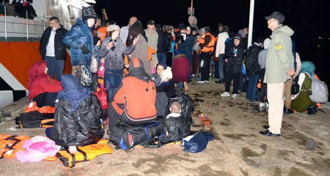 222 kaçak göçmen boğulmaktan son anda kurtarıldı