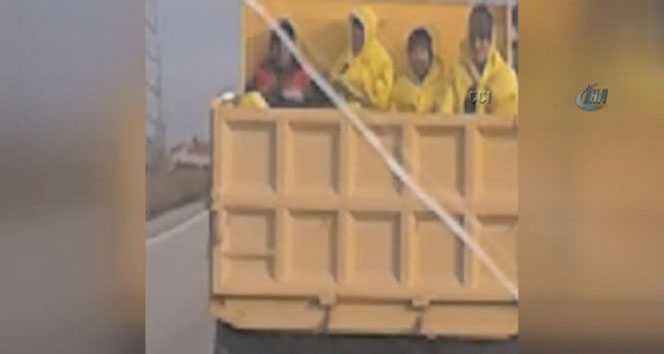Belediye işçilerinin kamyon kasasındaki yolculuğu