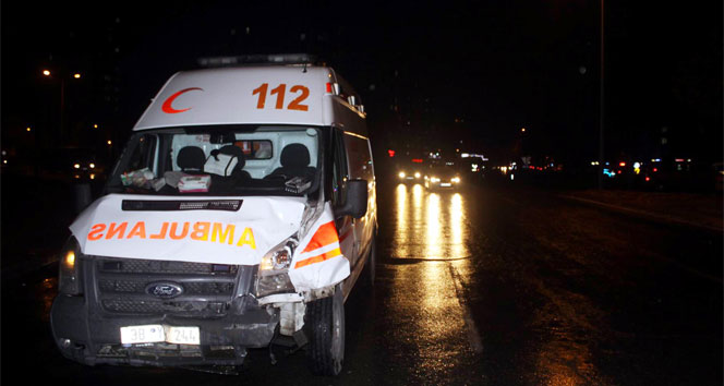 Ambulansa servis minibüsü çarptı: 5 yaralı