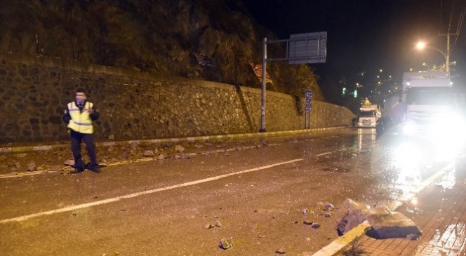Gümüşhane-Trabzon Karayolunda Heyelan