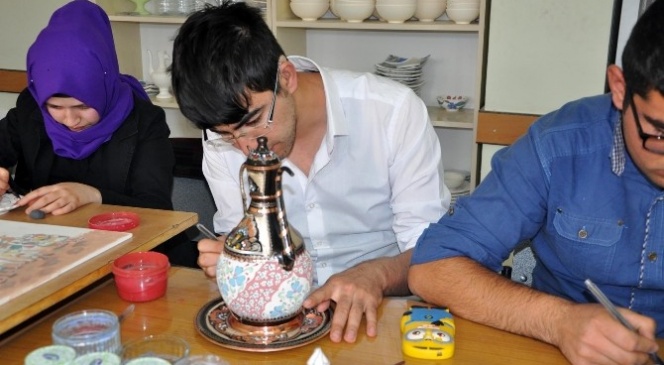 Engellerini Çini İşleyerek Unutuyorlar