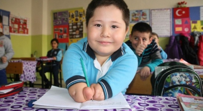 (Özel Haber) Yozgat'ta Engelli Minik Muhammet Enes Azmi Ve Neşesiyle Engel Tanımıyor