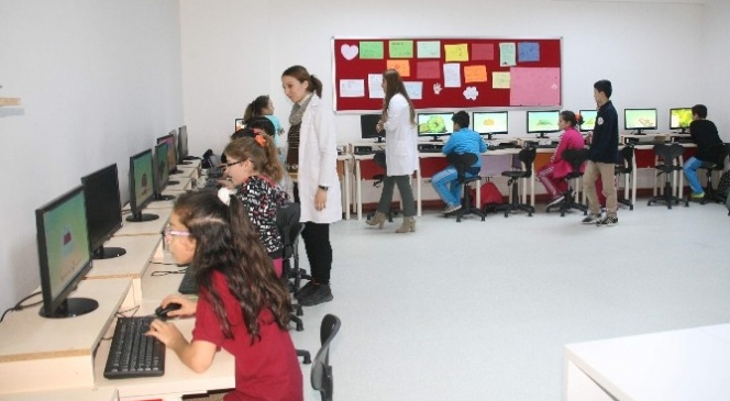 Yozgat'ta Minik Parmaklar Geleceğini Programlıyor