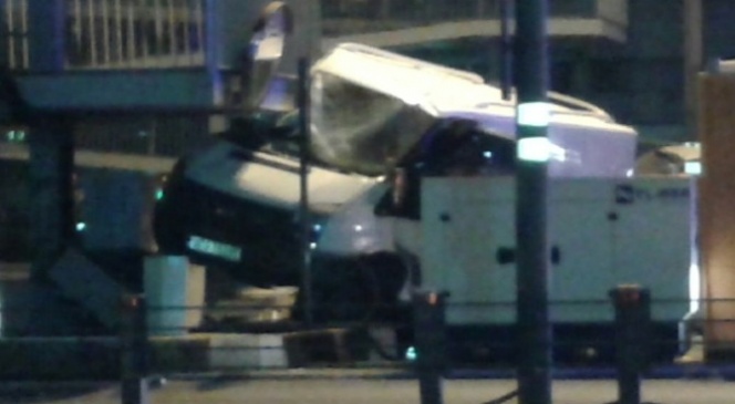 Topkapı Metrobüs Durağı'nda Trafik Kazası : 4 Yaralı