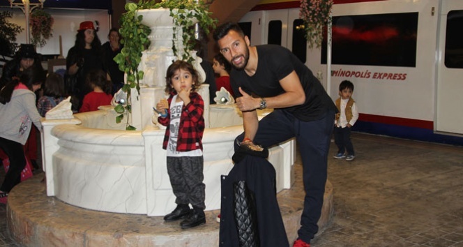 Milli Futbolcu Yasin Öztekin oğlu Miraç’la Minopolis’te