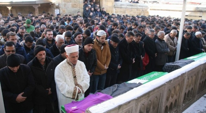 Yozgat'ta Egzoz Gazından Zehirlenerek Hayatını Kaybeden İki Genç Son Yolculuğuna Uğurlandı