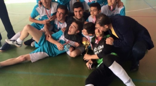 Yozgat'ta Liselere Arası Futsal Turnuvasında Darüşşifa Sağlık Meslek Lisesi Şampiyon Oldu