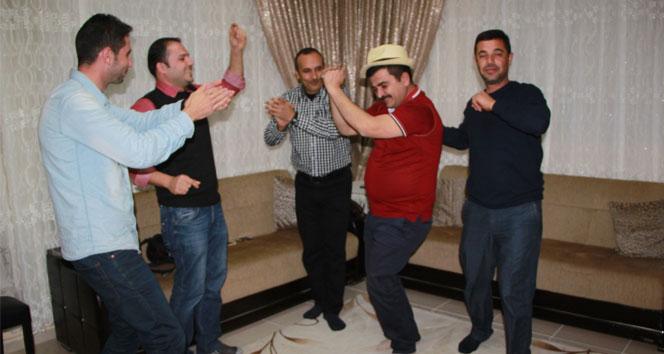 Uçurumun kenarında halay çeken 4 kafadar bulundu