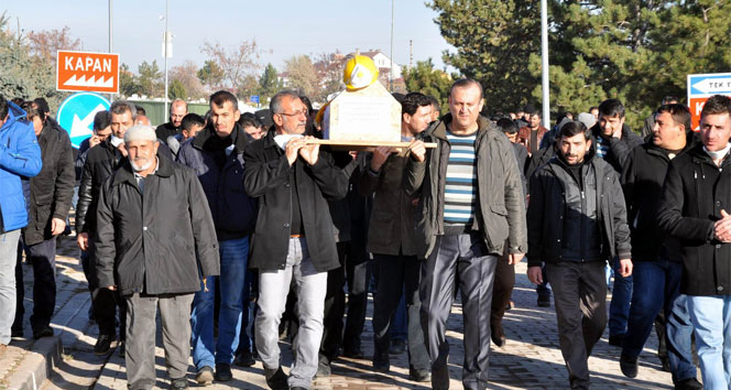Ücretlerini alamayan SİDEMİR işçilerinden ‘tabutlu’ eylem