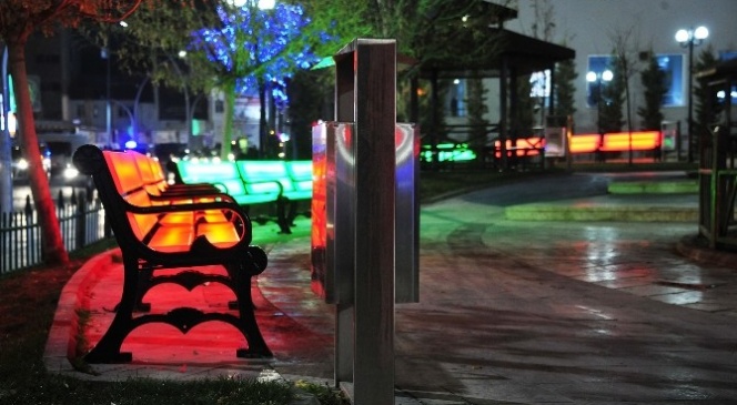 Karaman'da Kuğulu Park'a Işıklı Mobilyalar Yerleştirildi