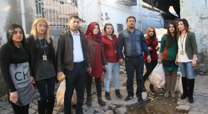 Umudun Sesi Sur'daki Vatandaşa Ekmek Dağıttı