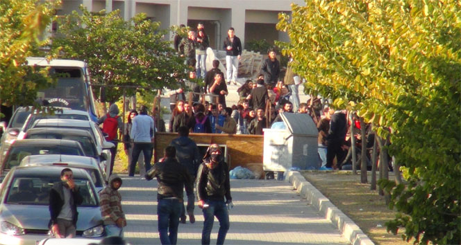 PKK yanlısı öğrenciler kampüsü savaş alanına çevirdi