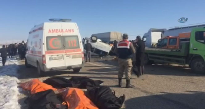 Öğrencileri taşıyan minibüs, kamyonetle çarpıştı: 11 ölü