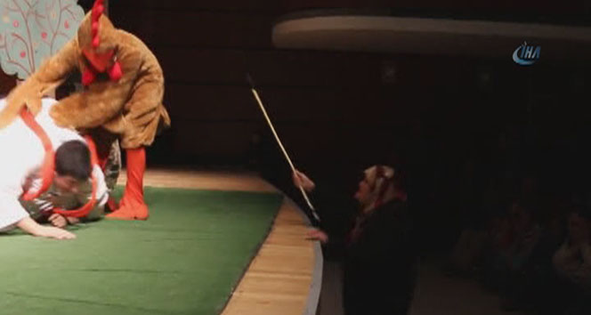 Yaşlı teyze oyunculara bastonla müdahale etti