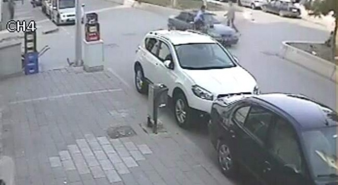 Bisikletli Çocuğun Otomobile Çarpma Anı Güvenlik Kamerasına Yansıdı