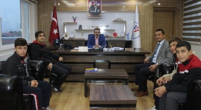 Başarılı Güreşçilerden İl Müdürü Kısacık'a Ziyaret