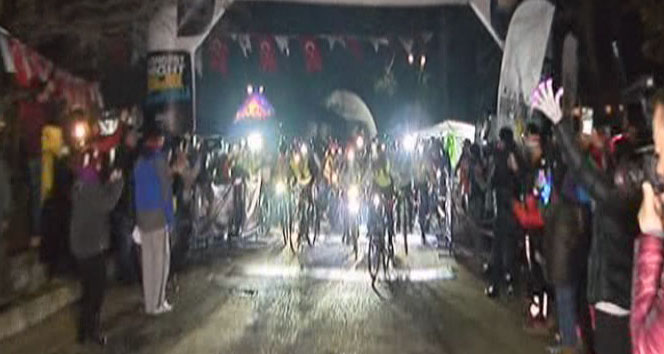 Yüzlerce sporcu gece karanlığında pedal çevirdi