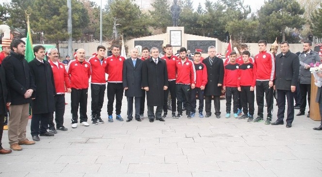 Şampiyon Güreşçiler Yozgat'ta Coşku İle Karşılandı