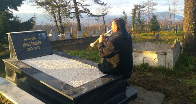 Hüsnü Şenlendirici'den mezar başında klarnet resitali