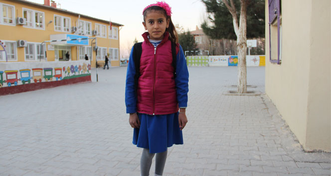 Türkiye&#039;yi ağlatan şehidin yırtık çoraplı o çocukları artık okula gidiyor