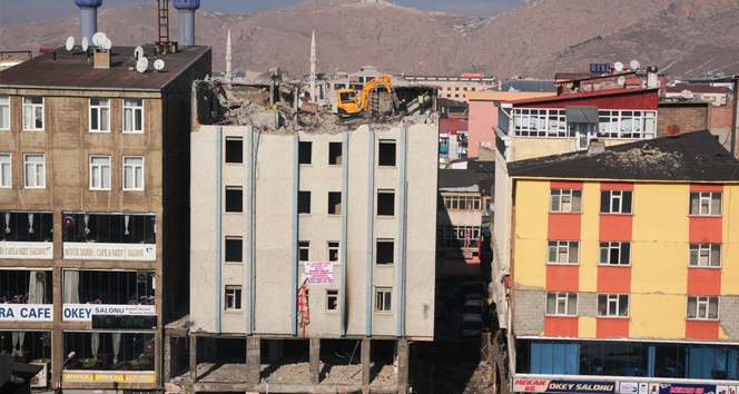 Van'daki tehlikeli yıkım bu kadarına da pes dedirtti!