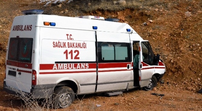 Kelkit'te Görevden Dönen Ambulans Kaza Yaptı: 2 Yaralı